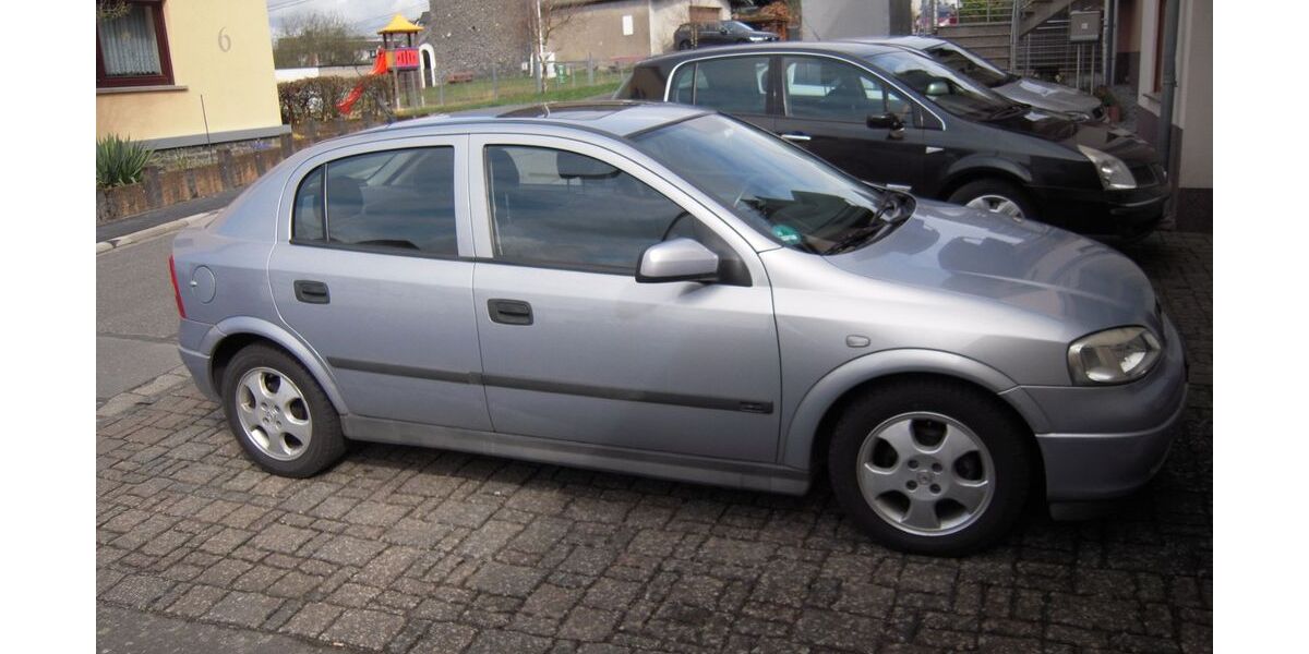 Opel Astra 98.000 km 3.999 &euro; Caan 56237